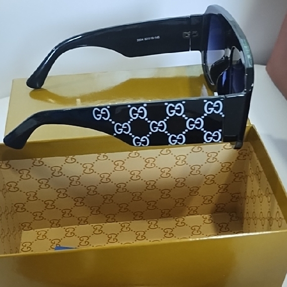 Gucci Black Sunglasses with Gold Case - Picture 3 of 10